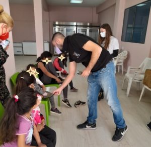 Χαλάνδρι: Το Κοινωνικό Παντοπωλείο του Δήμου και η Ένωση «Μαζί για το Παιδί μοίρασαν106 ζευγάρια καινούργια παπούτσια