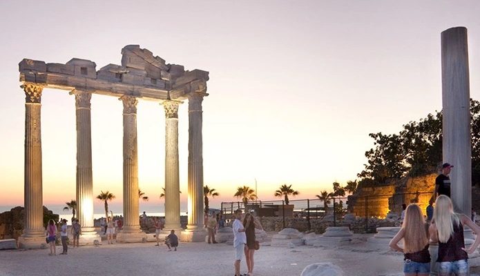 Τουρκία: Άνοιξαν νυχτερινό κέντρο δίπλα στον Ναό της Αθηνάς στην Αττάλεια