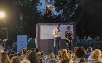 Μαρούσι: Οι παραστάσεις του Καραγκιόζη στην πλατεία Αγίας Λαύρας μάγεψαν τα Μαρουσιωτάκια