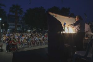 Μαρούσι:  Οι παραστάσεις του Καραγκιόζη στην πλατεία Αγίας Λαύρας μάγεψαν τα Μαρουσιωτάκια