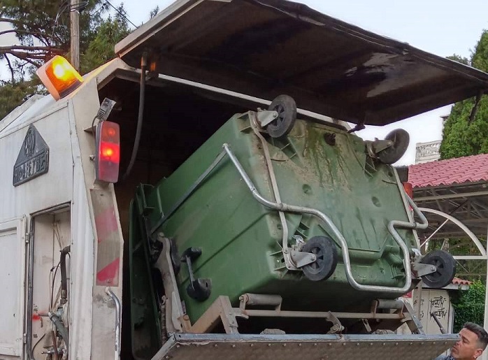 Πεντέλη: Ξεκίνησε και πάλι το πλύσιμο των κάδων στο Δήμο με ειδικό όχημα πλυντήριο