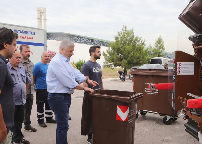 Περιφέρεια Αττικής: Παράδοση 4 απορριμματοφόρων συλλογής βιοαποβλήτων στον Δήμο Γαλατσίου