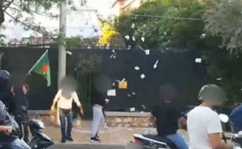 Μέλη του Ρουβίκωνα βρεθήκαν έξω από το Τουρκικό προξενείο - Πέταξαν τρικάκια φωνάζοντας συνθήματα υπέρ των Κούρδων