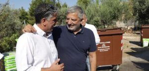 Βριλήσσια: Παράδοση των δυο απορριμματοφόρων συλλογής βιοαποβλήτων και καφέ κάδων ειδικής ανακύκλωσης στο Δήμο από την Περιφέρεια