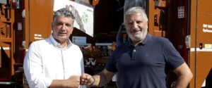 Βριλήσσια: Παράδοση των δυο απορριμματοφόρων συλλογής βιοαποβλήτων και καφέ κάδων ειδικής ανακύκλωσης στο Δήμο από την Περιφέρεια
