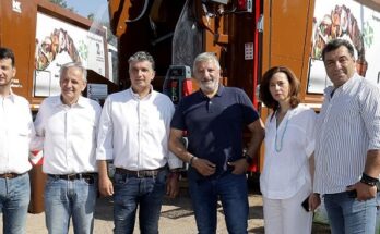 Βριλήσσια: Παράδοση των δυο απορριμματοφόρων συλλογής βιοαποβλήτων και καφέ κάδων ειδικής ανακύκλωσης στο Δήμο από την Περιφέρεια
