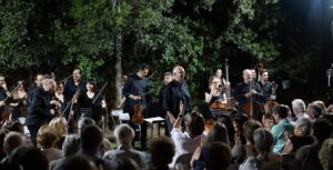Μαγική συναυλία της ορχήστρας Academica του Ωδείου Αθηνών στον αύλειο χώρο της ΒΙΛΑΣ ΒΑΡΣΟΥ στην Κηφισιά