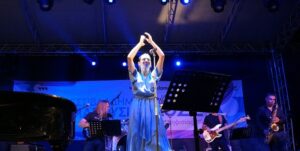Μαρούσι: «Φεστιβάλ Δήμου Αμαρουσίου 2022» Συναυλία με τον συνθέτη Στέφανο Κορκολή στο κατάμεστο από κόσμο, Αίθριο Θέατρο, επί της Λ. Κηφισίας