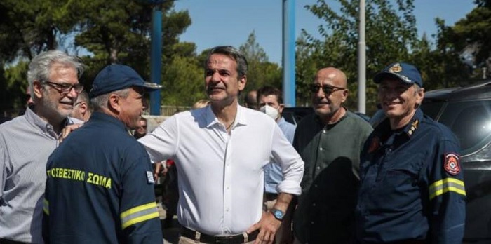 Ο πρωθυπουργός Κυριάκος Μητσοτάκης στις πληγείσες από την φωτιά περιοχές της Πεντέλης