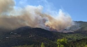 Μεγάλη πυρκαγιά στην Νταού Πεντέλης πάνω από τη Μονή Παντοκράτορος