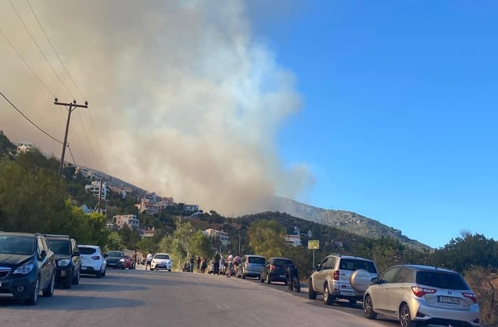 Πεντέλη : Μεγάλη πυρκαγιά στην Νταού Πεντέλης πάνω από τη Μονή Παντοκράτορος