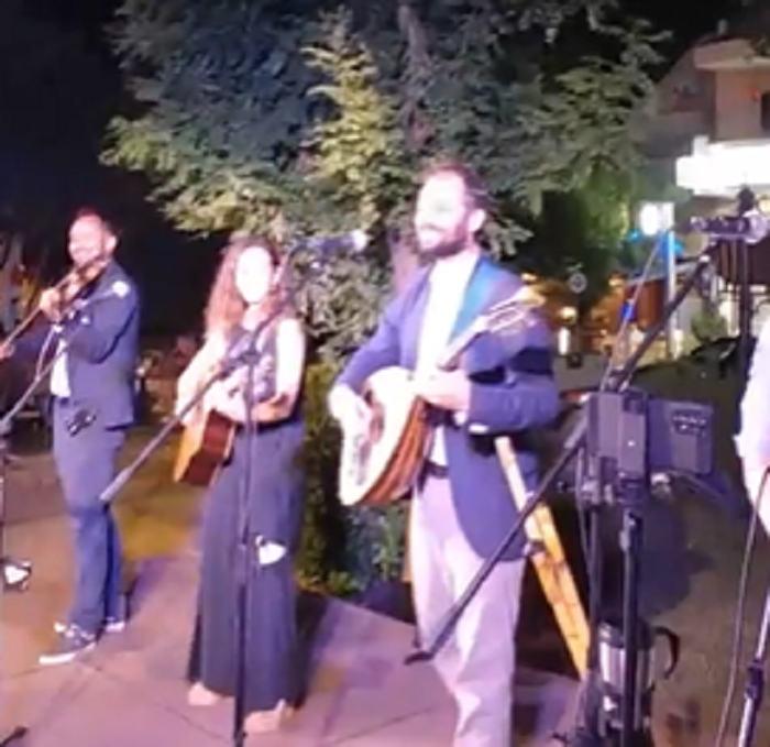 Πεντέλη: Μια υπέροχη μουσική βραδιά με το μουσικό σχήμα Ξέφραγο Αμπέλι στη Πλατεία Νέας Πεντέλης