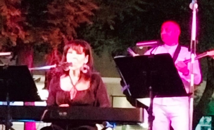 Πεντέλη: Μια μαγική συναυλία με τη ξεχωριστή τραγουδίστρια Σοφία Βόσσου απόλαυσαν όσοι βρεθήκαν το Σάββατο στην Πλατεία Νέας Πεντέλης