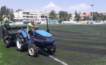 Πεντέλη: Σε εξέλιξη οι εργασίες συντήρησης και αναμόχλευσης του συνθετικού χλοοτάπητα στο Γήπεδο Ποδοσφαίρου των Μελισσίων