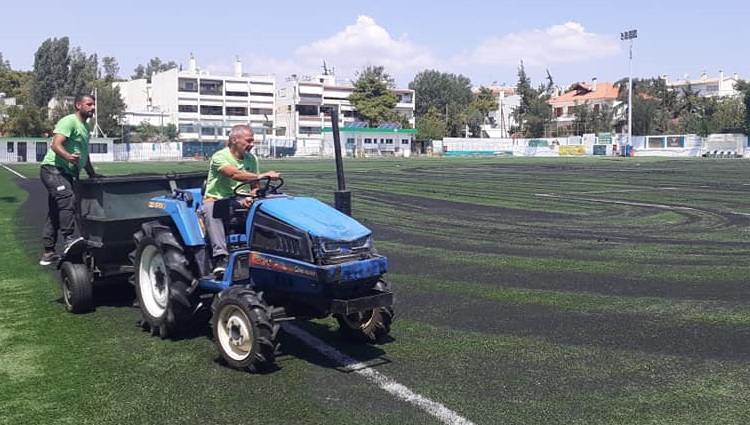 Πεντέλη: Σε εξέλιξη οι εργασίες συντήρησης και αναμόχλευσης του συνθετικού χλοοτάπητα στο Γήπεδο Ποδοσφαίρου των Μελισσίων