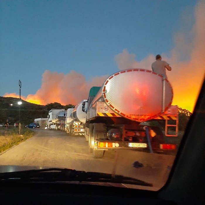 Περιφέρεια Αττικής: Συνεχίζεται από χθες η συνδρομή της Περιφέρειας στο έργο του πυροσβεστικού σώματος για την κατάσβεση της φωτιάς