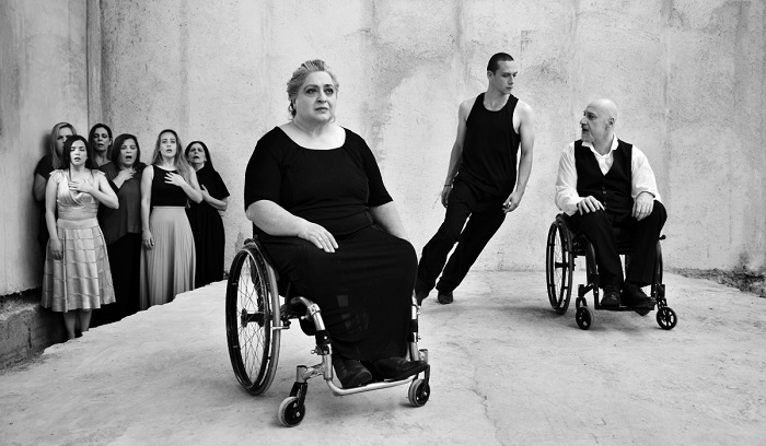 Θεατρική παράσταση Τρωάδες του Ζ.Π. Σαρτρ από την επαγγελματική συμπεριληπτική (ανάπηρων και μη ανάπηρων ηθοποιών) θεατρική ομάδα ΘΕΑΜΑ