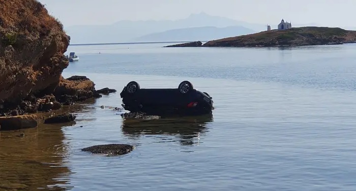 Βραυρώνα: To απόγευμα της Τρίτης αυτοκίνητο έπεσε από μεγάλο ύψος στη θάλασσα