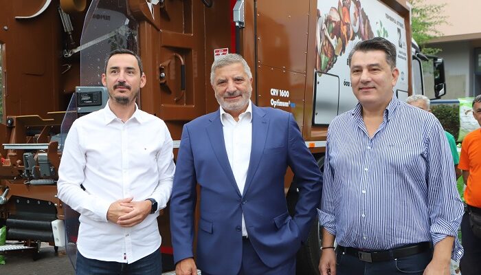 Περιφέρεια Αττικής: Παράδοση καφέ κάδων, απορριμματοφόρων συλλογής βιοαποβλήτων στον Δήμο Δάφνης - Υμηττού 