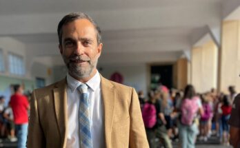 Ο δημοσιογράφος και πολιτευτής στον Βόρειο Τομέα με την Ν.Δ, Φώτης Καρύδας στο 2ο δημοτικό σχολείο της Κηφισιάς για να ευχηθεί καλή σχολική χρονιά στους μαθητές