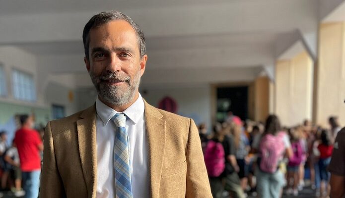 Ο δημοσιογράφος και πολιτευτής στον Βόρειο Τομέα με την Ν.Δ, Φώτης Καρύδας στο 2ο δημοτικό σχολείο της Κηφισιάς για να ευχηθεί καλή σχολική χρονιά στους μαθητές