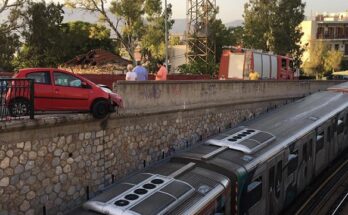 Κηφισιά: Αυτοκίνητο «καρφώθηκε» στο προστατευτικό κιγκλίδωμα του ΗΣΑΠ
