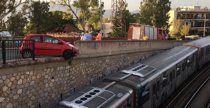 Κηφισιά: Αυτοκίνητο «καρφώθηκε» στο προστατευτικό κιγκλίδωμα του ΗΣΑΠ