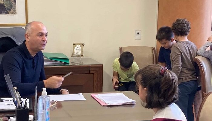 Μεταμόρφωση: Επίσκεψη στο γραφείο Δημάρχου από μαθήτριες και μαθητές της τρίτης τάξης του 1ου Δημοτικού Σχολείου