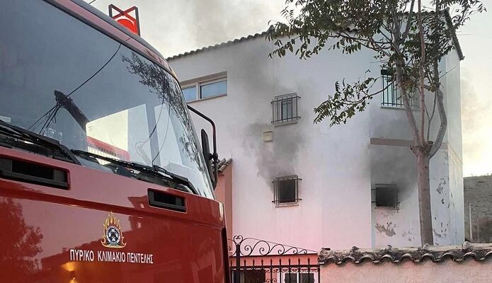 Πυρκαγιά σε οικία στην περιοχή Καλλιθέα Πεντέλης - Με απεγκλωβισμό ένας ανήλικα