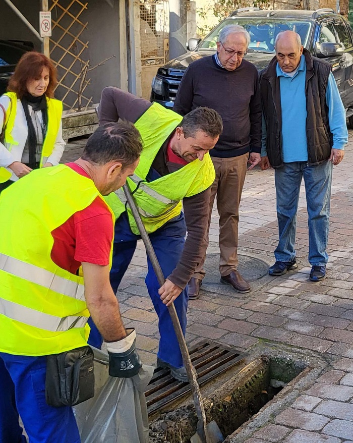 Μαρούσι:  Αυτοψία του Δημάρχου Αμαρουσίου στις εργασίες καθαρισμού φρεατίων απορροής υδάτων