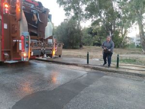 Πεντέλη: Η υπηρεσία  καθαριότητα του Δήμου μετά το τέλος των Λαϊκών πλένει και απολυμένη τον δρόμο και τα πεζοδρόμια