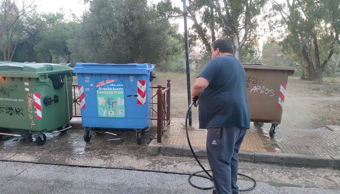 Πεντέλη: Η υπηρεσία  καθαριότητα του Δήμου μετά το τέλος των Λαϊκών πλένει και απολυμένη τον δρόμο και τα πεζοδρόμια