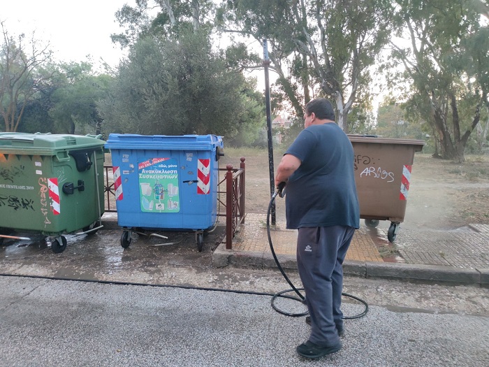 Πεντέλη: Η υπηρεσία  καθαριότητας του Δήμου μετά το τέλος των Λαϊκών πλένει και απολυμένη τον δρόμο και τα πεζοδρόμια