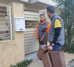 Πεντέλη: Συνεχίζεται με γοργούς ρυθμούς η διανομή καφέ οικιακών κάδων για τη χωριστή συλλογή υπολειμμάτων τροφών