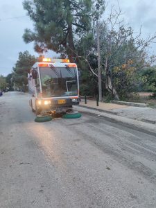 Πεντέλη: Η υπηρεσία  καθαριότητας του Δήμου μετά το τέλος των Λαϊκών πλένει και απολυμένη τον δρόμο και τα πεζοδρόμια