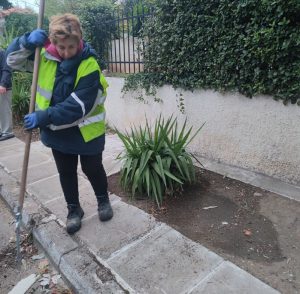 Πεντέλη: Η υπηρεσία  καθαριότητας του Δήμου μετά το τέλος των Λαϊκών πλένει και απολυμένη τον δρόμο και τα πεζοδρόμια