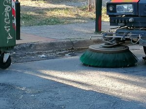 Πεντέλη: Η υπηρεσία  καθαριότητα του Δήμου μετά το τέλος των Λαϊκών πλένει και απολυμένη τον δρόμο και τα πεζοδρόμια