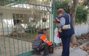 Πεντέλη: Συνεχίζεται με γοργούς ρυθμούς η διανομή καφέ οικιακών κάδων για τη χωριστή συλλογή υπολειμμάτων τροφών