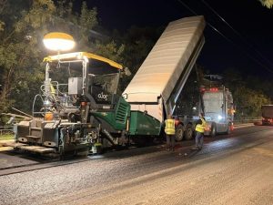 Περιφέρεια Αττικής: Συνεχίζεται εντατικά το ευρύ πρόγραμμα ασφαλτοστρώσεων και συντήρησης κεντρικών οδών