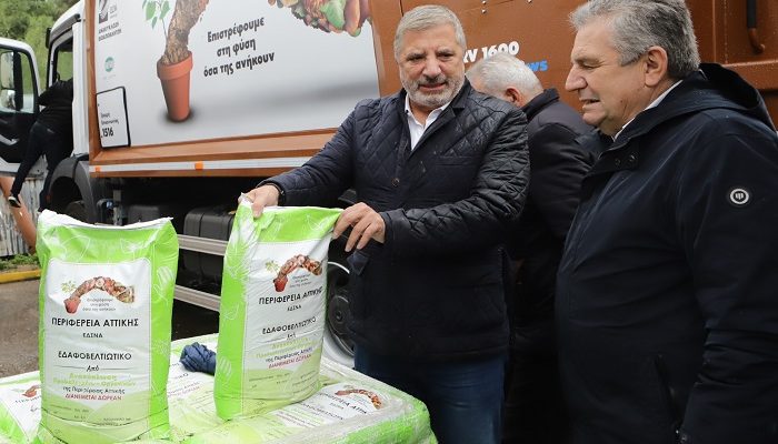 Περιφέρεια Αττικής:  Παράδοση απορριμματοφόρων και καφέ κάδων συλλογής βιοαποβλήτων από την Περιφέρεια στο Δήμο Ιλίου
