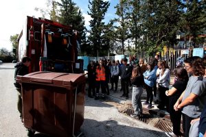 Χαλάνδρι:  Απορριμματοφόρα, αρπάγες και σάρωθρα επιστρατεύονται στην ενημέρωση των μαθητών για τον καφέ κάδο