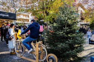Κηφισιά «Εξοικονομώ ενεργεία» Ανάβουν ποδηλατώντας το χριστουγεννιάτικο δέντρο στη συμβολή των οδών  Κασσαβέτη