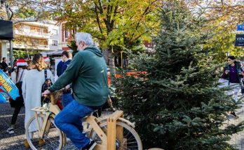 Κηφισιά «Εξοικονομώ ενεργεία» Ανάβουν ποδηλατώντας το χριστουγεννιάτικο δέντρο στη συμβολή των οδών  Κασσαβέτη