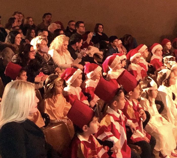 Λυκόβρυση Πεύκη: Η υποψήφια Δήμαρχος Μαρίνα Σταυράκη Πατούλη, στη Χριστουγεννιάτικη γιορτή των παιδιών του 1ου Νηπιαγωγείου Πεύκης