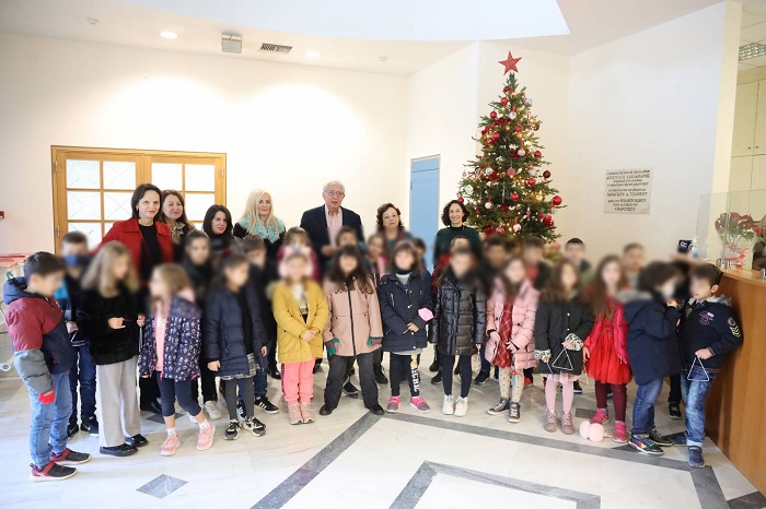 Μελωδικά «Χρόνια Πολλά» και Χριστουγεννιάτικες ευχές δέχθηκε ο Δήμαρχος Αμαρουσίου