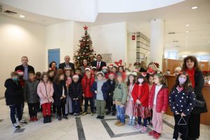Μαρούσι : Τα παιδιά των Δημοτικών Παιδικών Σταθμών, των Νηπιαγωγείων και Δημοτικών Σχολείων της πόλης τραγούδησαν Χριστουγεννιάτικα κάλαντα στο Δήμαρχο