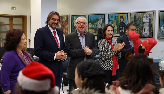 Μαρούσι : Τα παιδιά των Δημοτικών Παιδικών Σταθμών, των Νηπιαγωγείων και Δημοτικών Σχολείων της πόλης τραγούδησαν Χριστουγεννιάτικα κάλαντα στο Δήμαρχο