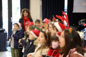Μαρούσι : Τα παιδιά των Δημοτικών Παιδικών Σταθμών, των Νηπιαγωγείων και Δημοτικών Σχολείων της πόλης τραγούδησαν Χριστουγεννιάτικα κάλαντα στο Δήμαρχο