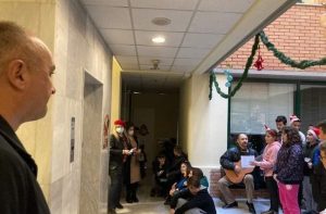 Μεταμόρφωση: Μικροί μαθητές έψαλλαν τα κάλαντα και χριστουγεννιάτικα τραγούδια στο Δήμαρχο