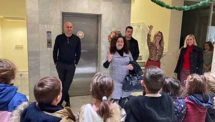 Μεταμόρφωση: Μικροί μαθητές έψαλλαν τα κάλαντα και χριστουγεννιάτικα τραγούδια στο Δήμαρχο
